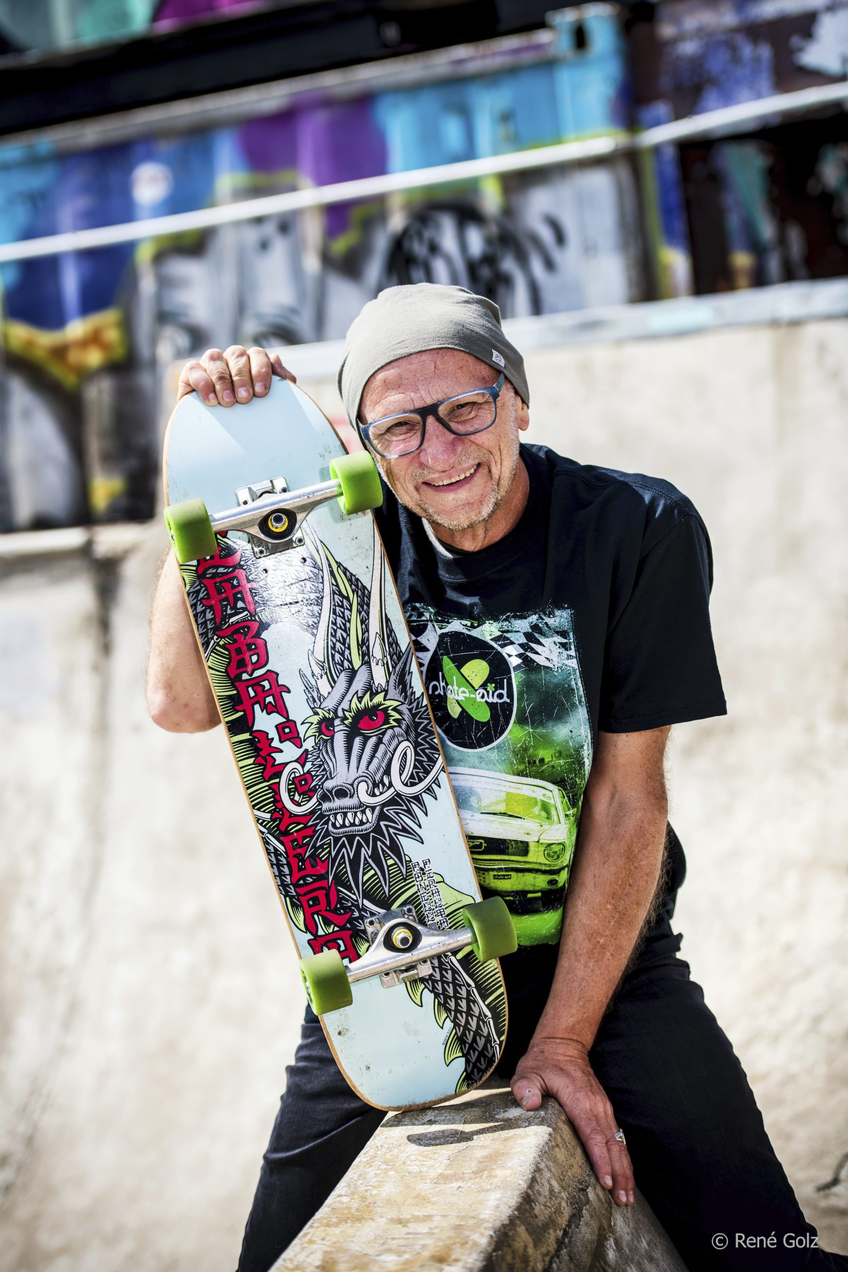 Titus Dittmann mit Skateboard – Symbol für seinen Lebensweg und seine Projekte.