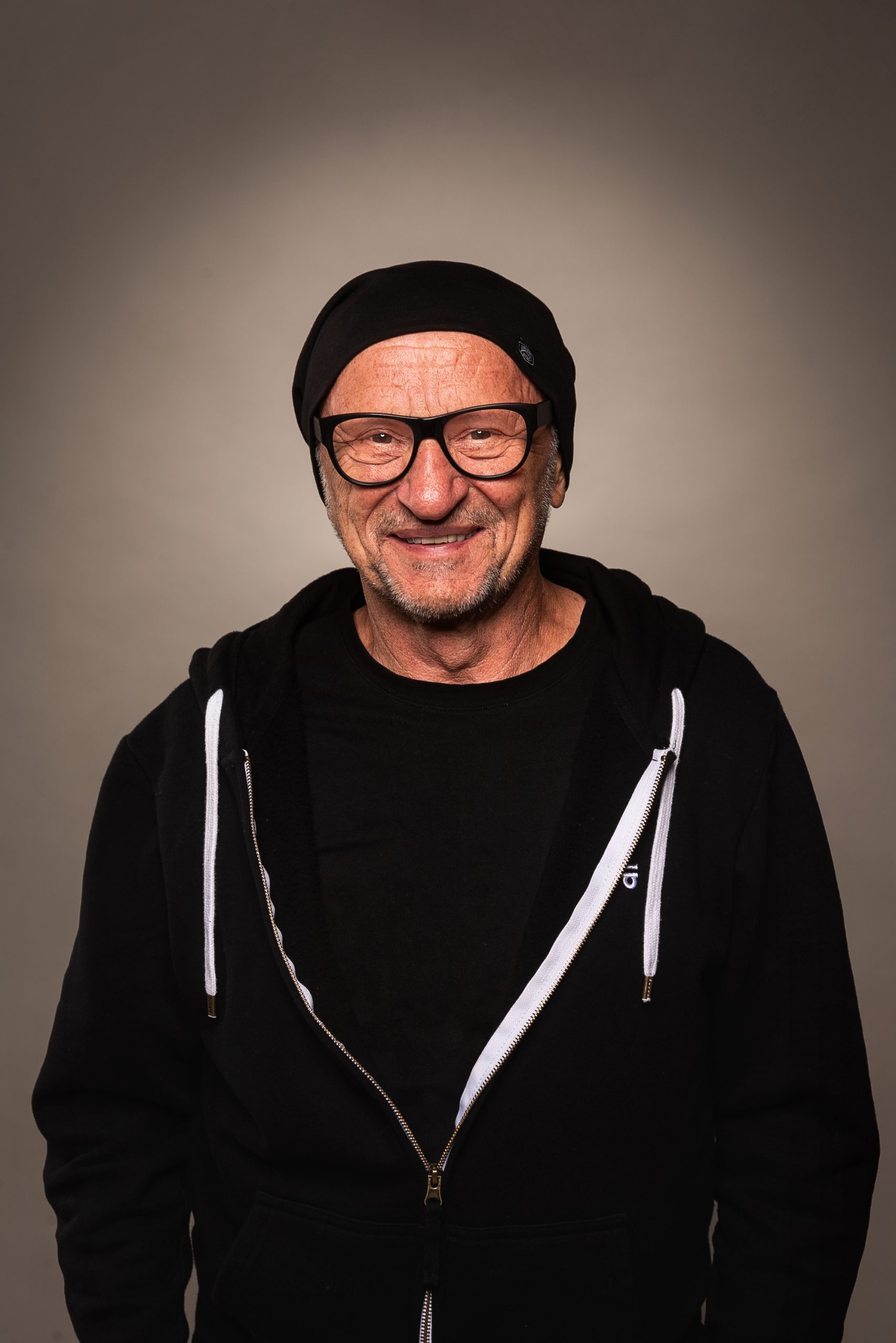 Porträtaufnahme von Titus Dittmann, Gründer der Stiftung skate-aid und deutscher Skateboard-Pionier. Sein Leben steht für Mut, Haltung und Selbstbestimmung. 